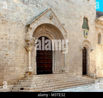 Architettura romanica cattedrale chiesa del portale. Bisceglie. La puglia. Italia Foto Stock