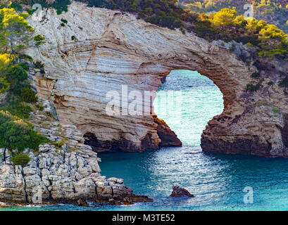 San Felice arco (Architello), Italia.Il Parco Nazionale del Gargano, Vieste.Il piccolo arco di roccia è spettacolare simbolo di Vieste. Foto Stock