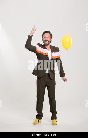 Uomo felice con palloncino giallo Foto Stock