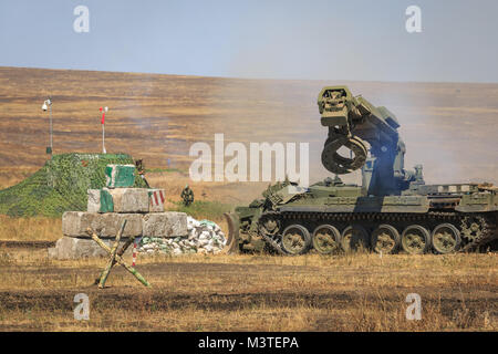 NOVOCHERKASSK, Russia, 26 AGOSTO 2017: Il moderno russo combattimento corazzati ingegnere IMR macchina-2 nel processo di lavoro presso la formazione militare di massa Foto Stock