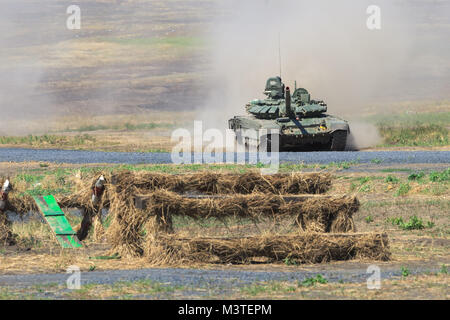 Formazione KADAMOVSKIY MASSA, ROSTOV REGIONE, Russia, 26 AGOSTO 2017: militare internazionale forum tecnico "esercito-2017". Il Russo serbatoio T-90 si sposta a Foto Stock