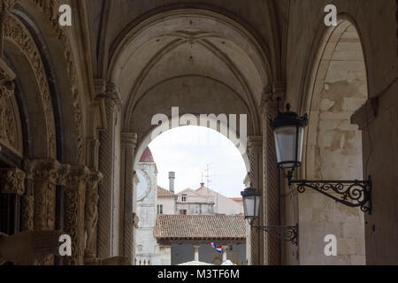 TROGIR, Croazia - 12 agosto 2017: Colonnato di San Lorenzo cattedrale, guardando la torre dell'orologio Foto Stock
