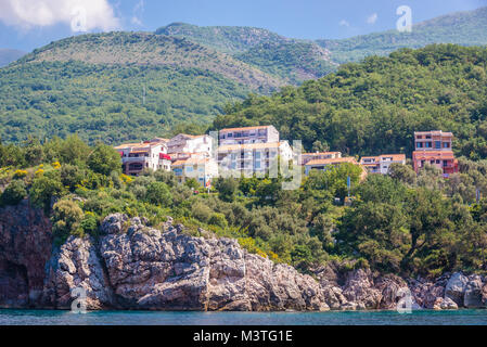 Case nel villaggio di Przno nel comune di Budva oltre il mare Adriatico costa in Montenegro Foto Stock