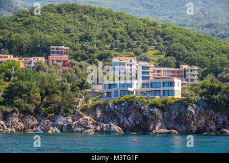 Case nel villaggio di Przno nel comune di Budva oltre il mare Adriatico costa in Montenegro Foto Stock