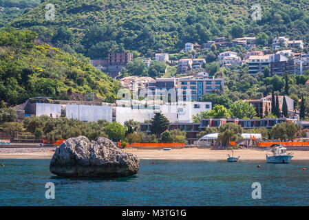 Przno borgo nel Comune di Budva oltre il mare Adriatico costa in Montenegro Foto Stock