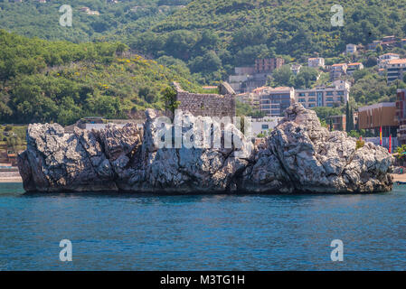 Spiaggia rocciosa di Przno borgo nel Comune di Budva oltre il mare Adriatico costa in Montenegro Foto Stock