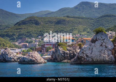 Spiaggia rocciosa di Przno borgo nel Comune di Budva oltre il mare Adriatico costa in Montenegro Foto Stock