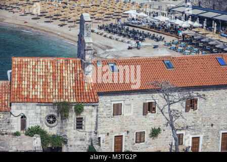 Il tetto della chiesa di Santa Maria in Punta sulla città vecchia di Budva città sul mare Adriatico costa in Montenegro Foto Stock