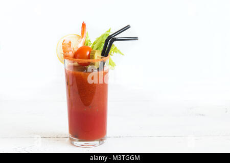 Bloody Mary Cocktail in bicchieri con contorni. Il pomodoro Bloody Mary piccante di bevande isolato su sfondo bianco con copia spazio. Foto Stock