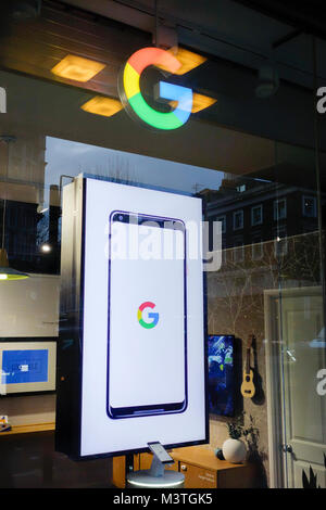 Un gigantesco telefono Google pixel in mostra in PC World su Tottenham Court Road, Londra, Inghilterra, Regno Unito Foto Stock