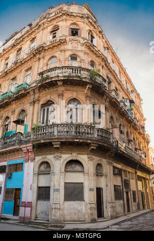 Vecchio e decadenti edificio nel centro di Avana vecchia Foto Stock