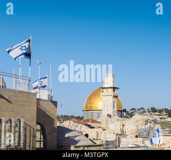 Vista sulla Cupola della Roccia moschea a Gerusalemme e bandiere israeliane da un balcone - Il sito è altamente controversa sia per gli ebrei e musulmani Foto Stock