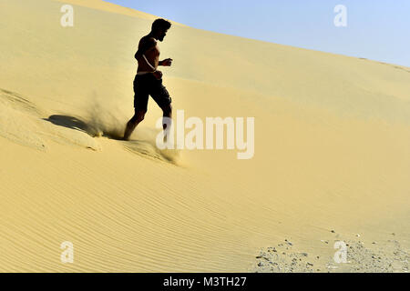 Idoneità in esecuzione sul deserto area di dune Foto Stock