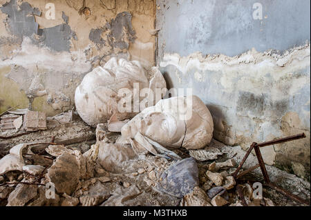 Una testa in fusione di abbandonato il Segretario Generale Stalin in un angolo di abondoned swimmingpool in Dzhermuk. Foto Stock