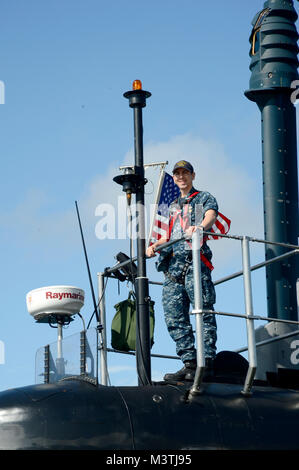 180112-N-JE719-182 Port Canaveral, Fla. (12 gennaio 2018) Unità Pre-Commissioning Colorado (SSN 788) Delegato, Lt. La Cmdr. Stephen Col stand in barca a vela del. Colorado è il quindicesimo Virginia attacco di classe e sottomarino è pianificato per essere commissionato Marzo 17, 2018. (U.S. Foto di Marina di Massa lo specialista di comunicazione 1a classe Jeffrey M. Richardson/rilasciato) Foto Stock