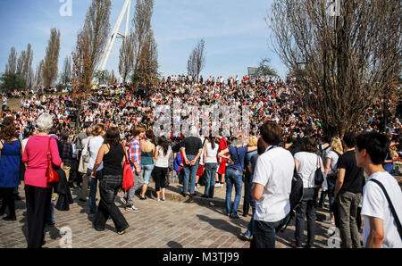 Berlino-aprile 3: persone non identificate a MauerPark in una bella giornata di sole,Berlino,germania,su aprile 3,2011. Foto Stock