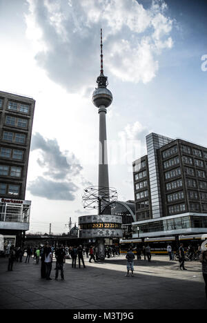 BERLIN-3 aprile: worldtime clock in Alexanderplatz di Berlino e la torre della TV, Berlino, Germania, su aprile 3,2011. Foto Stock