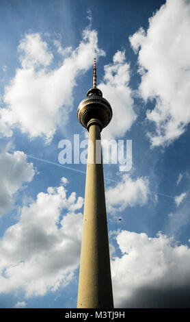 Berlino-aprile 4: Berlino tv tower( Berliner Fernsehturm ) a Berlino,Germania, su aprile 4,2011. Foto Stock