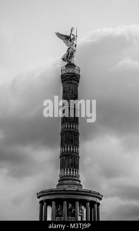 Berlino-aprile: la Berlino Vittoria Colonna( Siegessaule ) come si vede dal Tiergarten di Berlino,,germania,su aprile 4,2011. Foto Stock