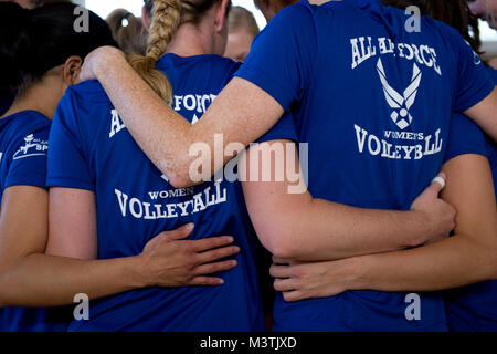 Membri della Air Force femminile di pallavolo team huddle la prima un scrimmage contro la Utah State University gamma team a Hill Air Force Base. La Air Force team ha trascorso una settimana a esercitarsi in preparazione per le forze All-Armed femminile di pallavolo torneo al Naval Air Station Grandi Laghi, Ill. (U.S. Air Force photo by Staff Sgt. Julianne M. Showalter) Pallavolo011 da AirmanMagazine Foto Stock