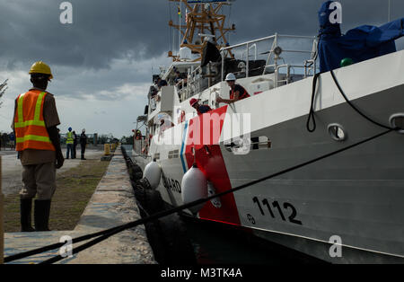 Stati Uniti Guardacoste Isacco Mayo, arriva a Montego Bay, Giamaica in preparazione per il Tradewinds 2016 Giugno 18, 2016. Tradewinds è un U.S. Comando sud militare multinazionale di interazione che promuove la sicurezza regionale di cooperazione. La porzione marittima dell'esercizio si concentra sulla creazione di nazione partecipante la capacità della comunità dei Caraibi di forze marittime in maritime relative delle operazioni di sicurezza in cooperazione con gli Stati Uniti, British, messicano e forze canadesi. (U.S. Marine Corps foto di Cpl. Justin T. Updegraff/ Rilasciato) 160618-M-TV331-095 da ussouthcom Foto Stock