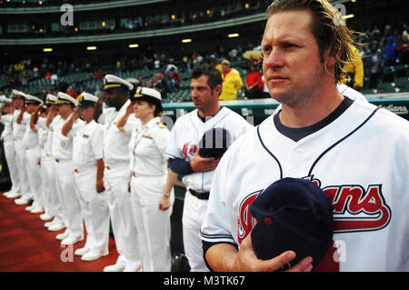 330-CFD-DN-SD-07-13540: U.S. I marinai della marina unisciti a Cleveland Indians Jason Michaels, estrema destra, durante la riproduzione di un inno nazionale all'inizio di una Major League Baseball gioco tra il Cleveland Indians e Toronto Blue Jays al Jacobs Field di Cleveland, Ohio, che il 28 agosto, 2006. I marinai sono partecipano in Cleveland Navy Week 2006, che corre dal 28 agosto al 7 settembre 4. Ventisei tali settimane sono previste quest'anno in città durante gli Stati Uniti, disposto dalla Marina Militare Ufficio di comunicazione alla comunità (NAVCO) per migliorare la consapevolezza della marina in comunità con limitata esposizione della Marina. Fotografato da MC Foto Stock