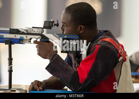 Il veterano della marina Sottufficiali di terza classe Henry Sawyer mira un fucile ad aria compressa durante le riprese la concorrenza nel 2016 il Dipartimento della Difesa Warrior giochi presso l'U.S. Accademia Militare di West Point, N.Y. Giugno 19, 2016. (Dipartimento della Difesa foto di EJ Hersom) 160619-D-DB155-010 dal DoD Notizie Foto Foto Stock