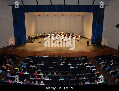 Il Jacksonville, Florida (lug. 9, 2016) - Il Giapponese Maritime Self Defence Force (JMSDF) Training Squadron band esegue John Phillips Sousa 'El' Captian marzo durante un concerto comune con gli Stati Uniti Navy Regione Sudest banda a Lazzara Hall. La JMSDF Training Squadron è chiamata porta a Mayport è parte di un tutto il mondo della distribuzione per 16 città in 13 paesi progettato per treno recentemente commissionato il giapponese alfieri. (U.S. Foto di Marina di Massa lo specialista di comunicazione 2a classe Michael Hendricks/RILASCIATO) 160709-N-PQ607-085 da U.S. Forze Navali Comando meridionale  U.S. 4a flotta Foto Stock