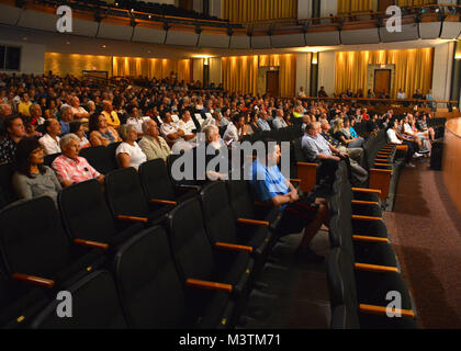 Il Jacksonville, Florida (lug. 9, 2016) - i membri del pubblico di ascoltare le esibizioni di marittima Giapponese Self Defence Force (JMSDF) Training Squadron e U.S. Navy regione sud-est bande durante un concerto tenuto a Lazzara Hall. La JMSDF Training Squadron è chiamata porta a Mayport è parte di un tutto il mondo della distribuzione per 16 città in 13 paesi progettato per treno recentemente commissionato il giapponese alfieri. (U.S. Foto di Marina di Massa lo specialista di comunicazione 2a classe Michael Hendricks/RILASCIATO) 160709-N-PQ607-129 da U.S. Forze Navali Comando meridionale  U.S. 4a flotta Foto Stock
