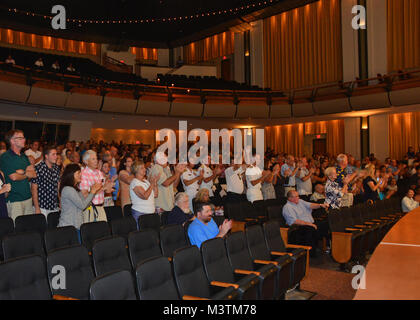Il Jacksonville, Florida (lug. 9, 2016) - il pubblico a dare una standing ovation per spettacoli dal giapponese Maritime Self Defence Force (JMSDF) Training Squadron e U.S. Navy regione sud-est bande durante un concerto tenuto a Lazzara Hall. La JMSDF Training Squadron è chiamata porta a Mayport è parte di un tutto il mondo della distribuzione per 16 città in 13 paesi progettato per treno recentemente commissionato il giapponese alfieri. (U.S. Foto di Marina di Massa lo specialista di comunicazione 2a classe Michael Hendricks/RILASCIATO) 160709-N-PQ607-237 da U.S. Forze Navali Comando meridionale  U.S. 4a flotta Foto Stock