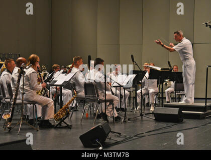 Il Jacksonville, Florida (lug. 9, 2016) - Banda Master Lt. Scott Mythen, estrema destra, conduce la U.S. Navy Regione Sudest Band come essi eseguono la canzone di tema da "Ultra sette' durante un concerto insieme con la Giapponese Maritime Self Defence Force (JMSDF) Training Squadron banda a Lazzara Hall. La JMSDF Training Squadron è chiamata porta a Mayport è parte di un tutto il mondo della distribuzione per 16 città in 13 paesi progettato per treno recentemente commissionato il giapponese alfieri. (U.S. Foto di Marina di Massa lo specialista di comunicazione 2a classe Michael Hendricks/RILASCIATO) 160709-N-PQ607-314 da U.S. Forze Navali Southe Foto Stock