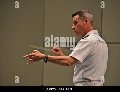 Il Jacksonville, Florida (lug. 9, 2016) - Banda Master Lt. Scott Mythen, conduce la U.S. Navy Regione Sudest Band durante un concerto insieme con la Giapponese Maritime Self Defence Force (JMSDF) Training Squadron banda a Lazzara Hall. La JMSDF Training Squadron è chiamata porta a Mayport è parte di un tutto il mondo della distribuzione per 16 città in 13 paesi progettato per treno recentemente commissionato il giapponese alfieri. (U.S. Foto di Marina di Massa lo specialista di comunicazione 2a classe Michael Hendricks/RILASCIATO) 160709-N-PQ607-339 da U.S. Forze Navali Comando meridionale  U.S. 4a flotta Foto Stock