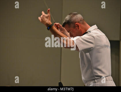 Il Jacksonville, Florida (lug. 9, 2016) - Banda Master Lt. Scott Mythen, conduce la U.S. Navy Regione Sudest Band durante un concerto insieme con la Giapponese Maritime Self Defence Force (JMSDF) Training Squadron banda a Lazzara Hall. La JMSDF Training Squadron è chiamata porta a Mayport è parte di un tutto il mondo della distribuzione per 16 città in 13 paesi progettato per treno recentemente commissionato il giapponese alfieri. (U.S. Foto di Marina di Massa lo specialista di comunicazione 2a classe Michael Hendricks/RILASCIATO) 160709-N-PQ607-344 da U.S. Forze Navali Comando meridionale  U.S. 4a flotta Foto Stock