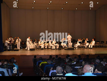 Il Jacksonville, Florida (lug. 9, 2016) - Banda Master Lt. Scott Mythen conduce la U.S. Navy Regione Sudest Band come essi eseguono la canzone di tema da "Ultra sette' durante un concerto insieme con la Giapponese Maritime Self Defence Force (JMSDF) Training Squadron banda a Lazzara Hall. La JMSDF Training Squadron è chiamata porta a Mayport è parte di un tutto il mondo della distribuzione per 16 città in 13 paesi progettato per treno recentemente commissionato il giapponese alfieri. (U.S. Foto di Marina di Massa lo specialista di comunicazione 2a classe Michael Hendricks/RILASCIATO) 160709-N-PQ607-468 da U.S. Forze Navali Comando Sud   Foto Stock