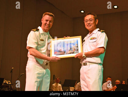 Il Jacksonville, Florida (lug. 9, 2016) - USA Navy Regione Sudest Band Master Lt. Scott Mythen, sinistra e giapponese Maritime Self Defence Force (JMSDF) Training Squadron Band comandante tenente j.g. Koji Tanaka, destra, scambio di doni durante una performance congiunta dal JMSDF Training Squadron e la marina regione sud-est bande a Lazzara Hall. La JMSDF Training Squadron è chiamata porta a Mayport è parte di un tutto il mondo della distribuzione per 16 città in 13 paesi progettato per treno recentemente commissionato il giapponese alfieri. (U.S. Foto di Marina di Massa lo specialista di comunicazione 2a classe Michael Hendricks/RILASCIATO) 160709 Foto Stock