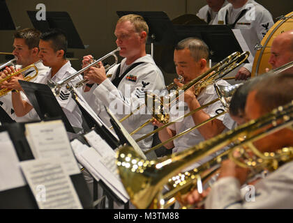 Il Jacksonville, Florida (lug. 9, 2016) - Membri dell'U.S. Navy Regione Sudest e marittima Giapponese Self Defence Force (JMSDF) Training Squadron bande eseguire John Williams' 'Liberty Fanfare" durante un concerto insieme a Lazzara Hall. La JMSDF Training Squadron è chiamata porta a Mayport è parte di un tutto il mondo della distribuzione per 16 città in 13 paesi progettato per treno recentemente commissionato il giapponese alfieri. (U.S. Foto di Marina di Massa lo specialista di comunicazione 2a classe Michael Hendricks/RILASCIATO) 160709-N-PQ607-541 da U.S. Forze Navali Comando meridionale  U.S. 4a flotta Foto Stock