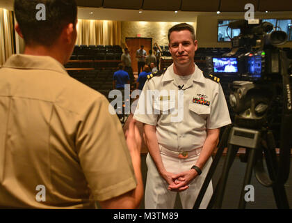 Il Jacksonville, Florida (lug. 9, 2016) - USA Navy Regione Sudest Band Master Lt. Scott Mythen, diritto, rilascia un intervista alla comunicazione di massa Specialist Seaman Michael Lopez, a sinistra dopo un concerto insieme con la Marina Militare Regione Sudest e marittima Giapponese Self Defence Force (JMSDF) Training Squadron bande tenutosi a Lazzara Hall. La JMSDF Training Squadron è chiamata porta a Mayport è parte di un tutto il mondo della distribuzione per 16 città in 13 paesi progettato per treno recentemente commissionato il giapponese alfieri. (U.S. Foto di Marina di Massa lo specialista di comunicazione 2a classe Michael Hendricks/RILASCIATO) 160709- Foto Stock