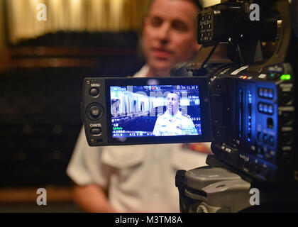 Il Jacksonville, Florida (lug. 9, 2016) - USA Navy Regione Sudest Band Master Lt. Scott Mythen rilascia un intervista dopo un concerto insieme con la Marina Militare Regione Sudest e marittima Giapponese Self Defence Force (JMSDF) Training Squadron bande tenutosi a Lazzara Hall. La JMSDF Training Squadron è chiamata porta a Mayport è parte di un tutto il mondo della distribuzione per 16 città in 13 paesi progettato per treno recentemente commissionato il giapponese alfieri. (U.S. Foto di Marina di Massa lo specialista di comunicazione 2a classe Michael Hendricks/RILASCIATO) 160709-N-PQ607-561 da U.S. Forze Navali Comando meridionale  U.S. 4a flotta Foto Stock