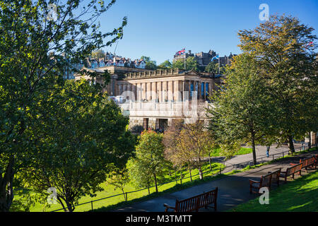 I giardini di Princes street, cercando di gallerie nazionali e il Castello di Edimburgo, Scozia, Regno Unito. Foto Stock