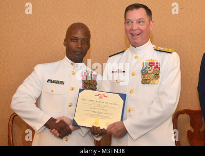 MAYPORT, Fla. (lug. 29, 2016) - Comando Master Chief Herbert 'Mack' Ellis, sinistra, si è aggiudicata la legione di merito dal comandante, U.S. Forze Navali Comando meridionale/STATI UNITI 4a flotta, posteriore Adm. George Ballance, durante una cerimonia di pensionamento tenutosi presso la brezza marina centro conferenze. (U.S. Foto di Marina di Massa lo specialista di comunicazione 2a classe Michael Hendricks/RILASCIATO) 160729-N-PQ607-074 da U.S. Forze Navali Comando meridionale  U.S. 4a flotta Foto Stock