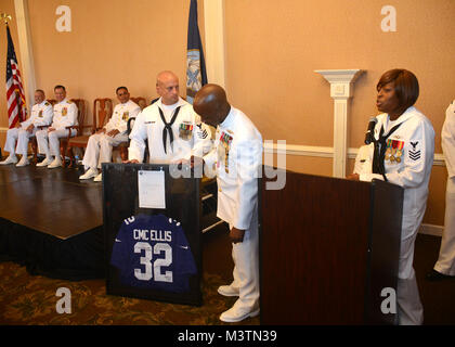 MAYPORT, Fla. (lug. 29, 2016) - USA Forze Navali Comando meridionale/STATI UNITI 4a flotta (USNAVSO/FOURTHFLT), il comando Master Chief Herbert 'Mack' Ellis è dato un autentico personalizzati NFL New York Giants jersey come un regalo di pensionamento dalla USNAVSO/FOURTHFLT Prima Classe Sottufficiali Associazione durante una cerimonia di pensionamento tenutosi presso la brezza marina centro conferenze. (U.S. Foto di Marina di Massa lo specialista di comunicazione 2a classe Michael Hendricks/RILASCIATO) 160729-N-PQ607-094 da U.S. Forze Navali Comando meridionale  U.S. 4a flotta Foto Stock