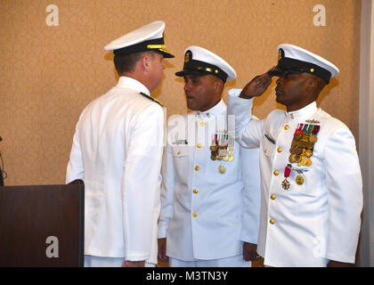 MAYPORT, Fla. (lug. 29, 2016) - Comando Master Chief Herbert 'Mack' Ellis, diritto, richieste di scendere a terra dalla parte posteriore Adm. George Ballance, commander, U.S. Forze Navali Comando meridionale/STATI UNITI 4a flotta, sinistra, durante una cerimonia di pensionamento tenutosi presso la brezza marina centro conferenze. (U.S. Foto di Marina di Massa lo specialista di comunicazione 2a classe Michael Hendricks/RILASCIATO) 160729-N-PQ607-171 da U.S. Forze Navali Comando meridionale  U.S. 4a flotta Foto Stock