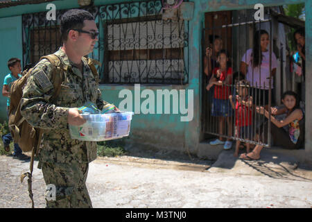 160815-A-CP070-0741 CHOLOMA, Honduras (Agosto 15, 2016) - USA Navy Lt. Alister Bryson, un entomologo assegnato alla Naval ambientale Medicina Preventiva unità 2, porta una scatola di campioni di acqua da pozzi locali attraverso Choloma di Monte Verde villaggio durante Sud Stazione di partenariato 2016 (SPS-16). SPS-16 è una serie annuale di U.S. Le distribuzioni di marina incentrato su un esperto in materia di scambi con i partner nazione le forze armate e delle forze di sicurezza in America centrale e del Sud e nei Caraibi. I militari USA team di lavorare con partner nazione durante le forze navali focalizzato di esercizi di addestramento militare,-to-mi Foto Stock