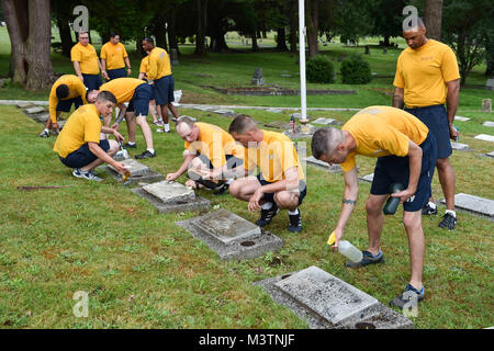 160816-N-OO BREMERTON032-077, nello Stato di Washington (Agosto 16, 2016) - Pacific Northwest chief petty officer seleziona pulire testina sassi durante un relazioni comunitarie evento in Ivy Green cimitero come parte dell'USS Turner Gioia (DD 951) Accademia Legacy. L'accademia comporta vivere a bordo del Vietnam-era distruttore durante la partecipazione alla comunità progetti di relazione, nave conservazione, leadership training e un patrimonio navale progetto Capstone. La Turner la gioia è uno dei quattro memoriale navale negli Stati Uniti per ospitare le accademie legacy, gli altri tre essendo l'Iowa-classe Corazzata USS Missouri (BB 63), USS Midway (CVB/CVA/CV 41 Foto Stock