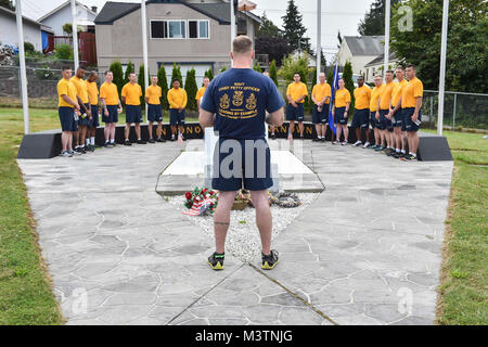 160816-N-OO BREMERTON032-119, nello Stato di Washington (Agosto 16, 2016) - Chief Master-at-Arms Ryan Martin (centro) legge la storia della tomba del Milite Ignoto prima di Pacific Northwest chief petty officer seleziona in Ivy Green cimitero recinto come parte della USS Turner Gioia (DD 951) Accademia Legacy. L'accademia comporta vivere a bordo del Vietnam-era distruttore durante la partecipazione alla comunità progetti di relazione, nave conservazione, leadership training e un patrimonio navale progetto Capstone. La Turner la gioia è uno dei quattro memoriale navale negli Stati Uniti per ospitare le accademie legacy, gli altri tre essendo l'Iowa-class Foto Stock