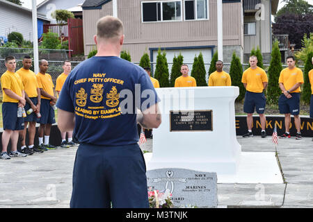 160816-N-OO BREMERTON032-129, nello Stato di Washington (Agosto 16, 2016) - Chief Master-at-Arms Ryan Martin legge la storia della tomba del Milite Ignoto prima di Pacific Northwest chief petty officer seleziona in Ivy Green cimitero recinto come parte della USS Turner Gioia (DD 951) Accademia Legacy. L'accademia comporta vivere a bordo del Vietnam-era distruttore durante la partecipazione alla comunità progetti di relazione, nave conservazione, leadership training e un patrimonio navale progetto Capstone. La Turner la gioia è uno dei quattro memoriale navale negli Stati Uniti per ospitare le accademie legacy, gli altri tre essendo l'Iowa-class battlesh Foto Stock