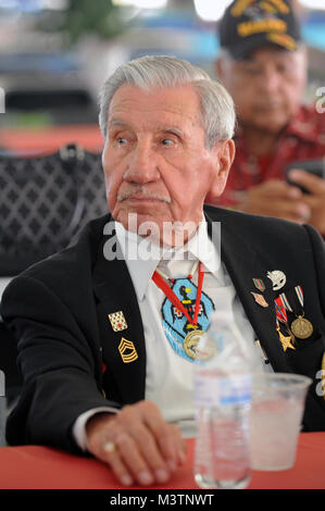 II Guerra Mondiale /guerra coreana dei nativi americani e il veterano della prima onda D-Day superstite, il sig. Norman Shay, durante la cena per i nativi dei veterani. La seconda edizione di raduno nazionale di American Indian veterani ha celebrato la lunga e orgogliosa storia dei nativi americani" al servizio dei militari degli Stati Uniti e onori tutti i veterani Americani in stile indiano. La manifestazione si è svolta presso il Parco Cantigny situato in Wheaton, Illinois 19-21 agosto 2016. (DoD foto di Marvin Lynchard) 160819-D-FW736-003 dal DoD Notizie Foto Foto Stock