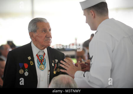 II Guerra Mondiale /guerra coreana dei nativi americani e il veterano della prima onda D-Day superstite, il sig. Norman Shay, parla con gli Stati Uniti Navy Petty Officer 2a classe Derek Paumen durante la cena per i nativi dei veterani. La seconda edizione di raduno nazionale di American Indian veterani ha celebrato la lunga e orgogliosa storia dei nativi americani" al servizio dei militari degli Stati Uniti e onori tutti i veterani Americani in stile indiano. La manifestazione si è svolta presso il Parco Cantigny situato in Wheaton, Illinois 19-21 agosto 2016. (DoD foto di Marvin Lynchard) 160819-D-FW736-005 dal DoD Notizie Foto Foto Stock