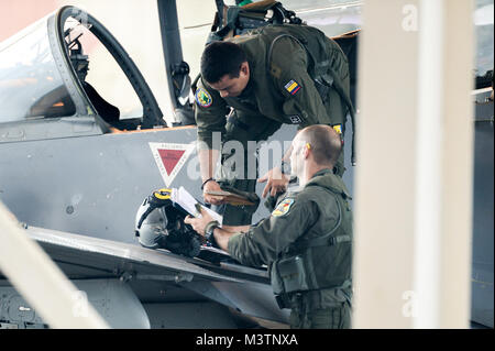 Colombia e Stati Uniti Air Force i piloti effettuano una pre-controllo di volo durante una bandiera verde Oriente esercizio a Barksdale Air Force Base, La., 20 Agosto, 2016. Gli aviatori hanno volato la loro prima missione dell'esercizio con l'A-10 Thunderbolt II, simulato di coordinamento vicino-aria-missioni di sostegno con gli Stati Uniti Esercito al vicino a Fort Polk, La.. (U.S. Air Force photo / Senior Airman Mozer O. Da Cunha) 160820-F-VO743-005 da ussouthcom Foto Stock