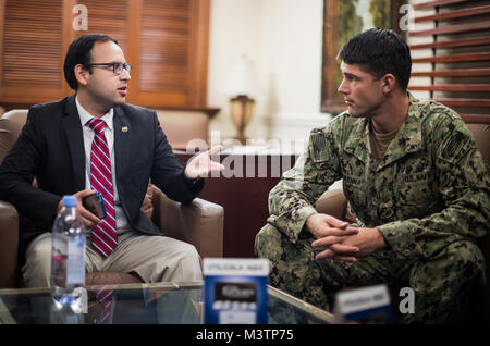 SAN Salvador El Salvador (Agosto 30, 2016) - USA Navy Lt. La Cmdr. Patrick McKenna, una medicina preventiva officer assegnato alla Naval ambientale Medicina Preventiva unità 2, parla con la benedizione di funzionamento di El Salvador è Direttore Nazionale, Alberto Rodriguez, circa un esperto in materia di opportunità di scambio nel corso del sud della stazione di partenariato 2016 (SPS-16). L'impegno medico team continua il SPS-16 missione in El Salvador dopo aver recentemente completato gli impegni in Honduras. SPS-16 è una serie annuale di U.S. Le distribuzioni di marina incentrato su un esperto in materia di scambi con i partner nazione militar Foto Stock